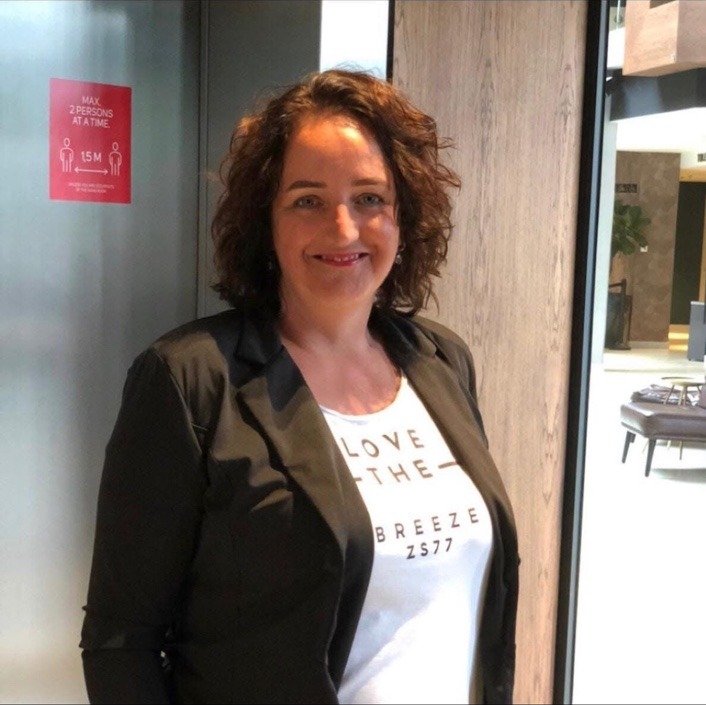 Monique Jansen, kapster in Emmer-Compascuum
